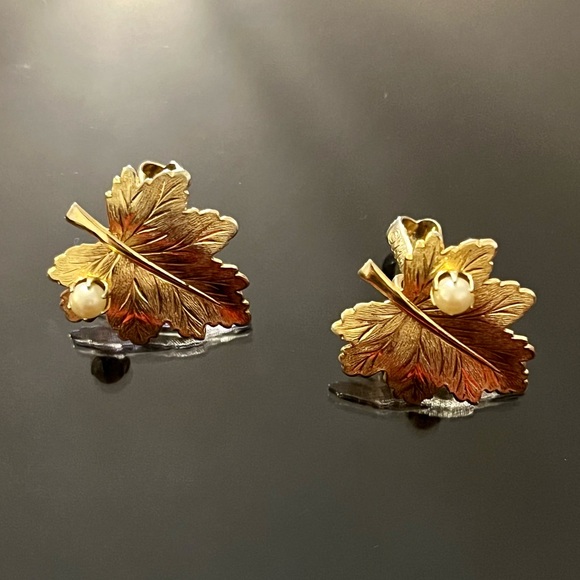 Sarah Coventry Vintage Leaf Faux Pearl Gold Tone Clip On Earrings - Picture 3 of 12